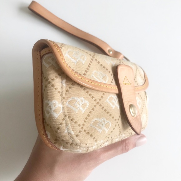 Dooney and Bourke wrist clutch - Picture 2 of 7